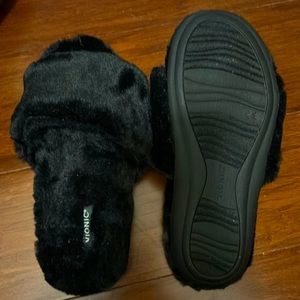 Vionic Dream fuzzy slippers, black